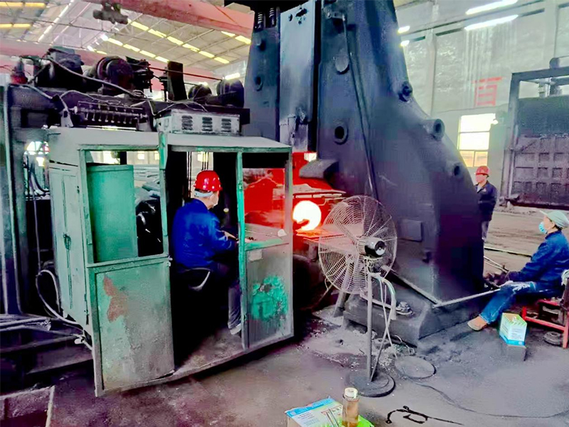 锻打春秋，风雨同舟 车间采风：锻造车间锻造工邓盟工作影像